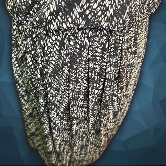 Banana Republic Navy & White Geometric Crossover Pleated Mini Dress Size Medium - Picture 9 of 11